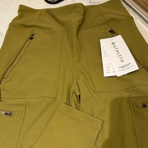 Athleta Women’s Headland Hybrid Cargo Tight - size 4